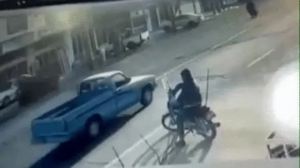 فیلم لحظه شاخ به شاخ شدن تیبا و موتورسیکلت / راننده موتور به هوا رفت