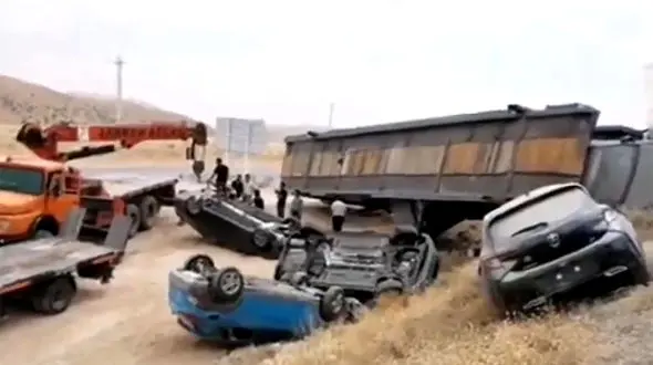 ببینید / اولین ویدیو از چپ کردن تریلی حامل خودروهای وارداتی و لوکس در اتوبان شیراز - اصفهان