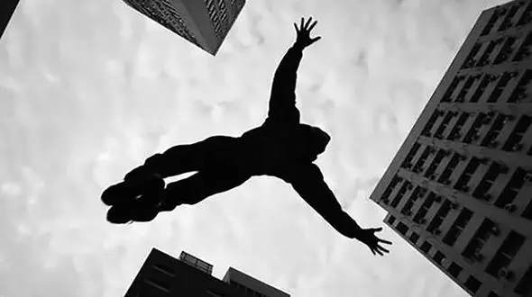 سقوط دختر دانشجوی 19 ساله دانشگاه یزد در کلاس عملی با ریزش کف ساختمان قدیمی / «مبینا» در کماست / دعایش کنید