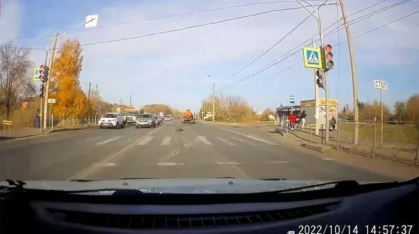 ببینید / فاجعه در خیابان /  لحظه هولناک زیر گرفتن یک پسر جوان توسط کامیون