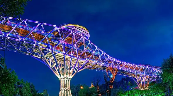 نمایی شگفت‌ انگیز از پل طبیعت در روزهای بارانی تهران