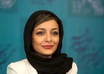 دکوراسیون خانه لوکس و پُر از عتیقه جات ساره بیات از آینه کنده کاری شده با کاسه بشقاب گران قیمت و قدیمی