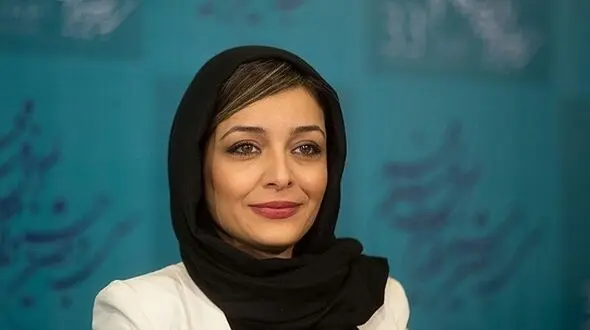 دکوراسیون خانه لوکس و پُر از عتیقه جات ساره بیات از آینه کنده کاری شده با کاسه بشقاب گران قیمت و قدیمی