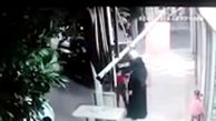 لحظه هجوم خودروی شاسی‌بلند به سمت مادر و دو فرزندشدر پیاده رو! +فیلم