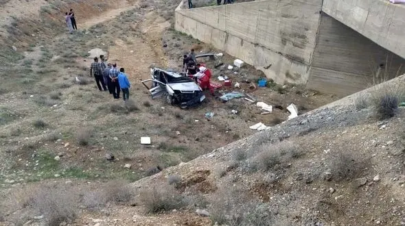 عکسی عجیب از سقوط زانتیا به پایین پل با یک کشته / در دلیجان رخ داد