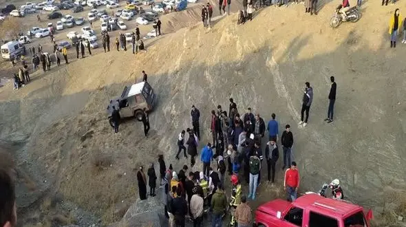 خودروی آفرود به دره سقوط کرد / اعزام نیروهای آتش نشانی قزوین به جاده بهرام آباد