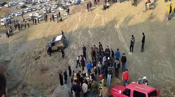 خودروی آفرود به دره سقوط کرد / اعزام نیروهای آتش نشانی قزوین به جاده بهرام آباد