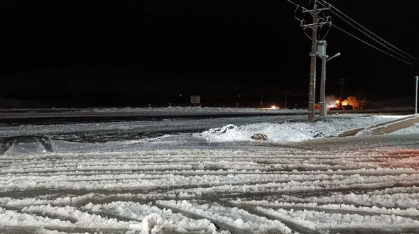 فیلم بارش شدید برف در جاده ملایر / خدمات رسانی صفر / نه راهداری نه هلال احمر به گردن نمی گیرند!