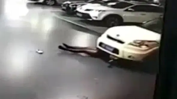 وقوع فاجعه دلخراش به خاطر نکشیدن ترمز دستی + فیلم و عکس