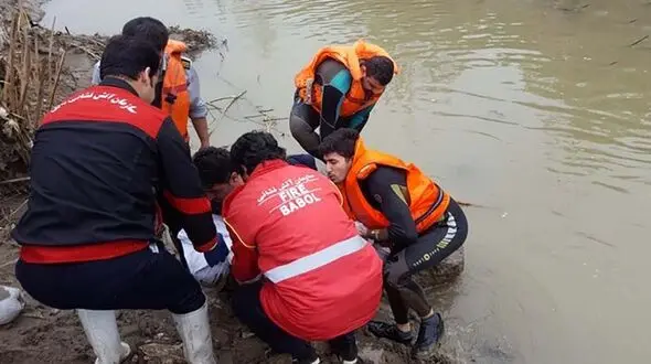 فیلم صحنه مرگ غم انگیز 2 جوان آملی در رودخانه هراز / ناگهان حجم آب بالا رفت