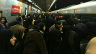 ازدحام مردم در ایستگاه متروی دروازه دولت در مسیر منتهی به مصلای تهران 