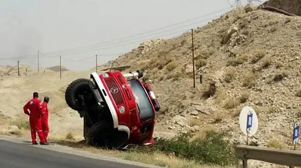 چپ کردن ماشین آتش نشانی / 5 آتش نشان حادثه دیدند