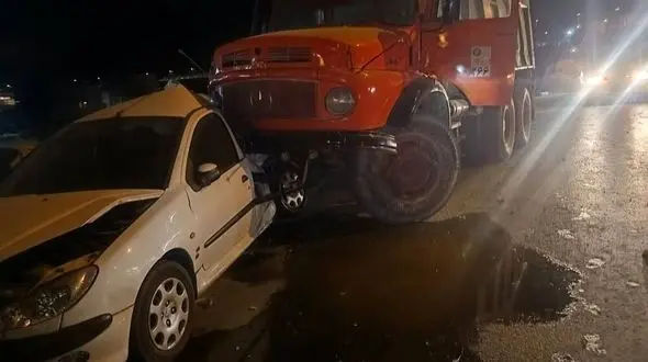 برخورد کامیون با 6 خودروی در شیراز 5 مصدوم بر جا گذاشت