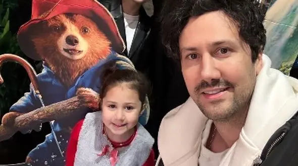 نگاهی به چیدمان شیک و مجلل خونه دوبلکس شاهرخ استخری و همسرش در بلژیک +خلاقیت تحسین برانگیز سپیده بانو در تزئین و سفره آرایی میز شام