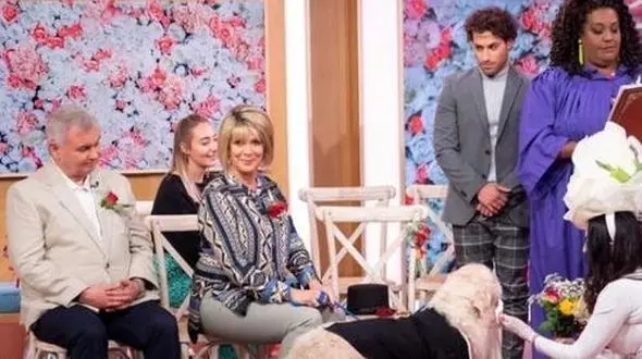 ازدواج عجیب یک زن با سگش در برنامه تلویزیونی+تصاویر