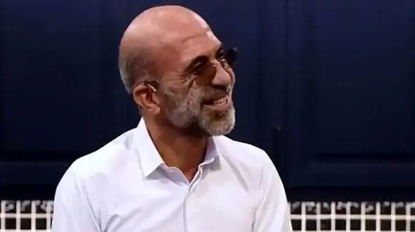 فیلم سکانس خندان /  حامد آهنگی یه قمیشی آورده تو شب آهنگی و بهش میگه مرسی که به ایران برگشتی !