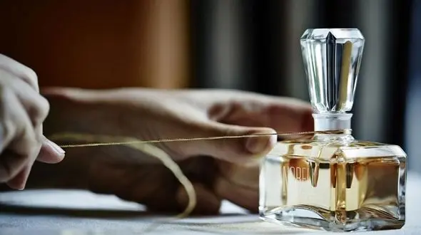 بهترین راه تشخیص عطر اصل از تقلبی/ ترفندهای ماندگاری عطر