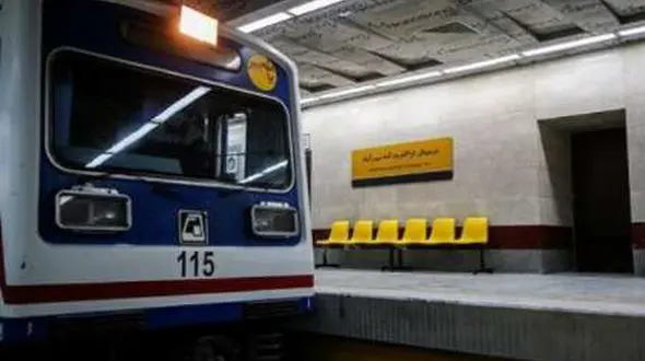  نقص فنی ترمز قطار خط 4 مترو تهران /تخلیه مسافران در ایستگاه شهدا 