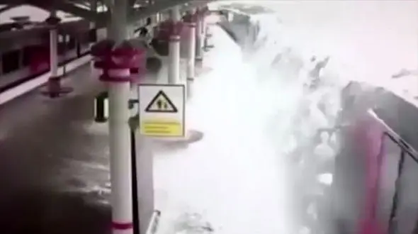 لحظه وحشتناک سقوط بهمن روی قطار + فیلم