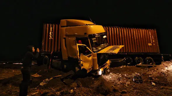 له شدن  5 سرنشین پراید زیر چرخ های کامیون