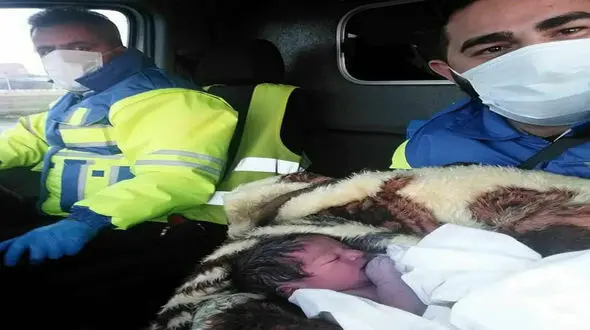 تولد نوزاد عجول در آمبولانس اورژانس آبگرم  + عکس 