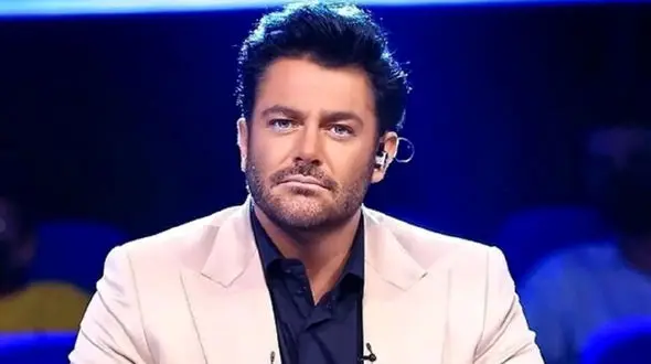 ماشین خارجی اتومات و زرد رنگ رضا گلزار در پارکینگ خونه اش/ این جت شخصیه یا ماشین؟