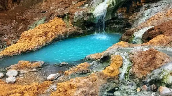 چشمه آب‌گرم گنو بندرعباس / تجربه‌ای متفاوت در دل طبیعت جنوب ایران + فیلم