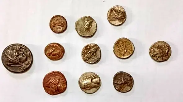 کشف ۱۱ سکه تاریخی در خرم‌آباد / همکاری پلیس و یگان میراث فرهنگی نتیجه داد