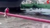 لحظه نجات جان یک کودک از سقوط به رودخانه خروشان+فیلم