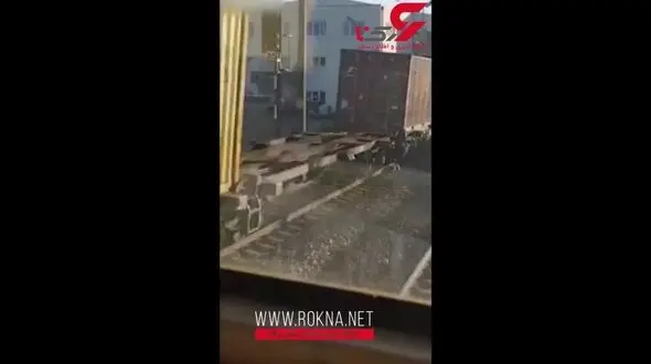 تصادف هولناک قطار شهری با کامیون +فیلم