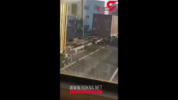 تصادف هولناک قطار شهری با کامیون +فیلم
