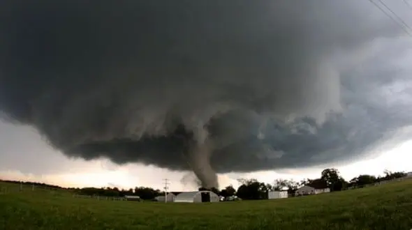 ببینید / لحظه وقوع طوفان هولناک موکا در بنگلادش + فیلم