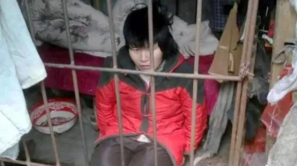 این زن 10 سال در قفس زندانی بود + تصاویر