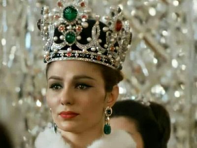 عکس /  قابلمه نوازی پسران شاه پهلوی با جهیزیه  فرح دیبا در میهمانی/ تنها استعداد ربع پهلوی عیش و نوش بود !