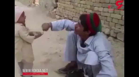 حرکت زیبای پسربچه مقابل پدرش که چاقو به دست داشت و ..! + فیلم