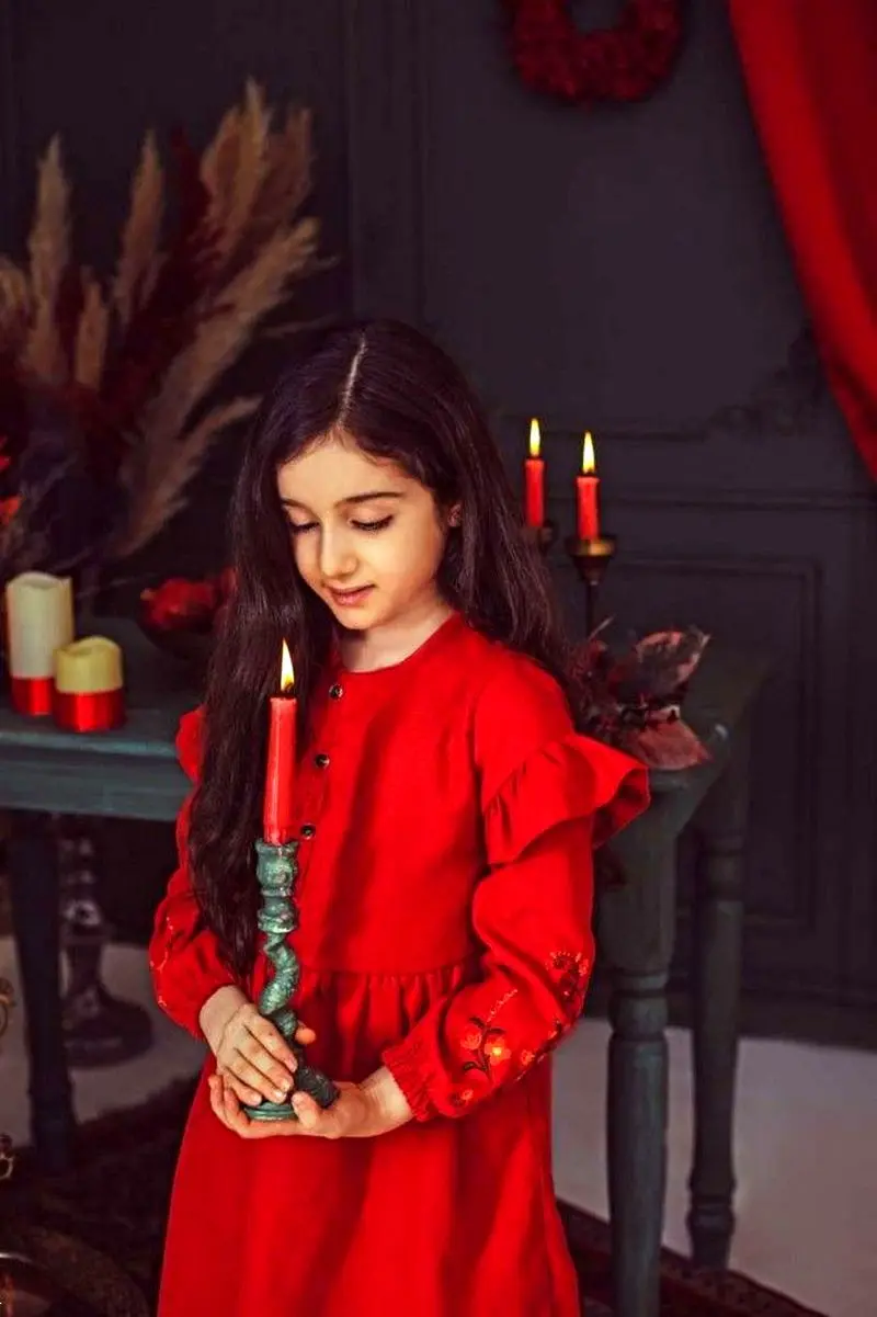 ژست عکس یلدا کودک | ژست عکس شب یلدا 1404 برای کودکان دخترانه و پسرانه آتلیه ای و در خانه