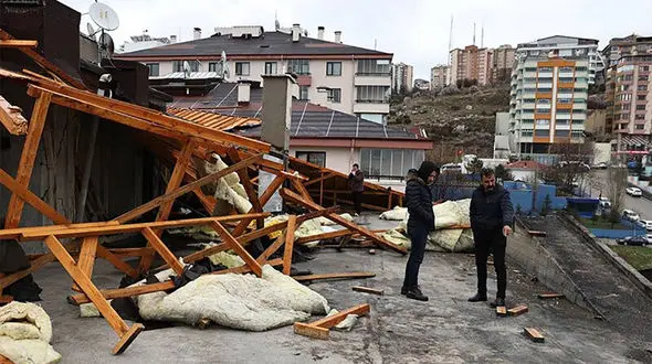ببینید / لحظه کنده شدن سقف یک ساختمان به خاطر وزش شدید باد + فیلم عجیب
