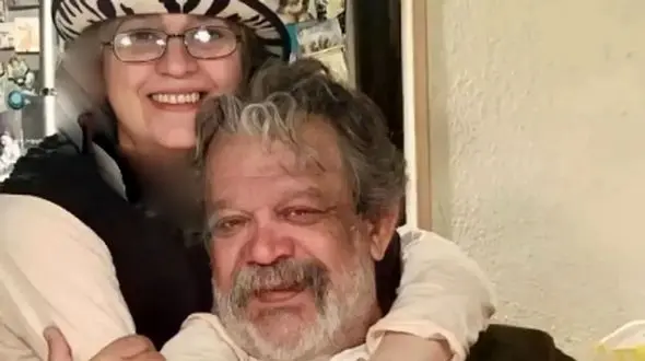 فیلم عاشقانه‌های جذاب حسن پورشیرازی بازیگر فیلم پیرپسر و زنش در جشن منتقدین سینما: ازش ممنونم 42 ساله داره منو تحمل میکنه!