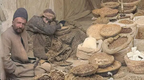 عکس/ سفر به عصر قاجار؛ از پول‌شماری و کباب‌خوری تا متروی «اسبی» تهران!