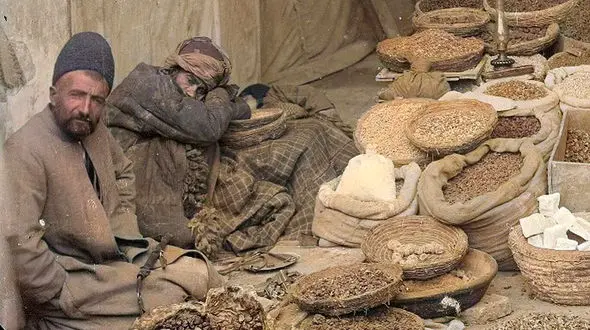 عکس/ سفر به عصر قاجار؛ از پول‌شماری و کباب‌خوری تا متروی «اسبی» تهران!