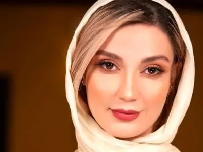 فیلم / نگاهی به چیدمان گرم و دلنشین خانه  حدیث میرامینی / از نور و دلبازی تا   ناهار خوری چوبی و عتیقه تا همرنگی رنگ مبلمان و پردههای پذیرایی ...