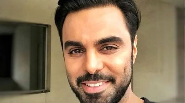 تیپ عجیب و ناهماهنگ مهدی ماهانی با جوراب چارخونه و کلاه بابا کرم / هر چی یه سازی میزنه