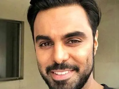 تیپ عجیب و ناهماهنگ مهدی ماهانی با جوراب چارخونه و کلاه بابا کرم / هر چی یه سازی میزنه