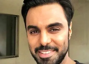 تیپ عجیب و ناهماهنگ مهدی ماهانی با جوراب چارخونه و کلاه بابا کرم / هر چی یه سازی میزنه