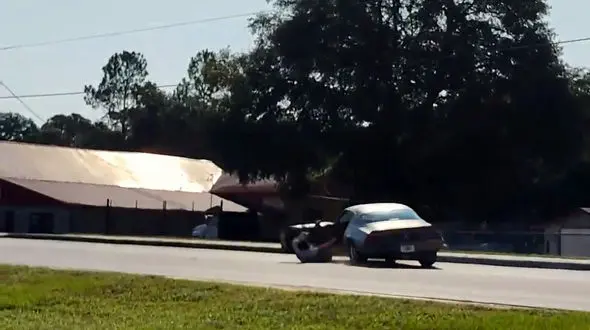 فیلم عجیب از پرت شدن راننده به بیرون خودرو / شوکه می شوید