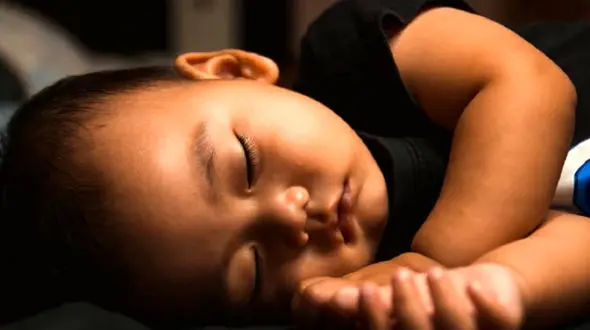 مادر جوان هنگامی که تخت خواب فرزندش را دید شوکه شد + عکس