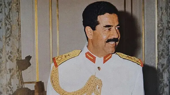  عکس| سفر به گذشته؛ «صدام حسین» به همراه دوستان اش در یک قهوه خانه؛ سال 1339