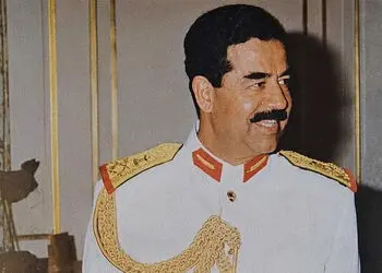  عکس| سفر به گذشته؛ «صدام حسین» به همراه دوستان اش در یک قهوه خانه؛ سال 1339
