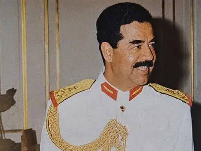  عکس| سفر به گذشته؛ «صدام حسین» به همراه دوستان اش در یک قهوه خانه؛ سال 1339