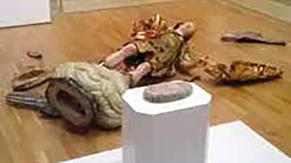  شکستن  مجسمه تاریخی به خاطرعکس «سلفی»